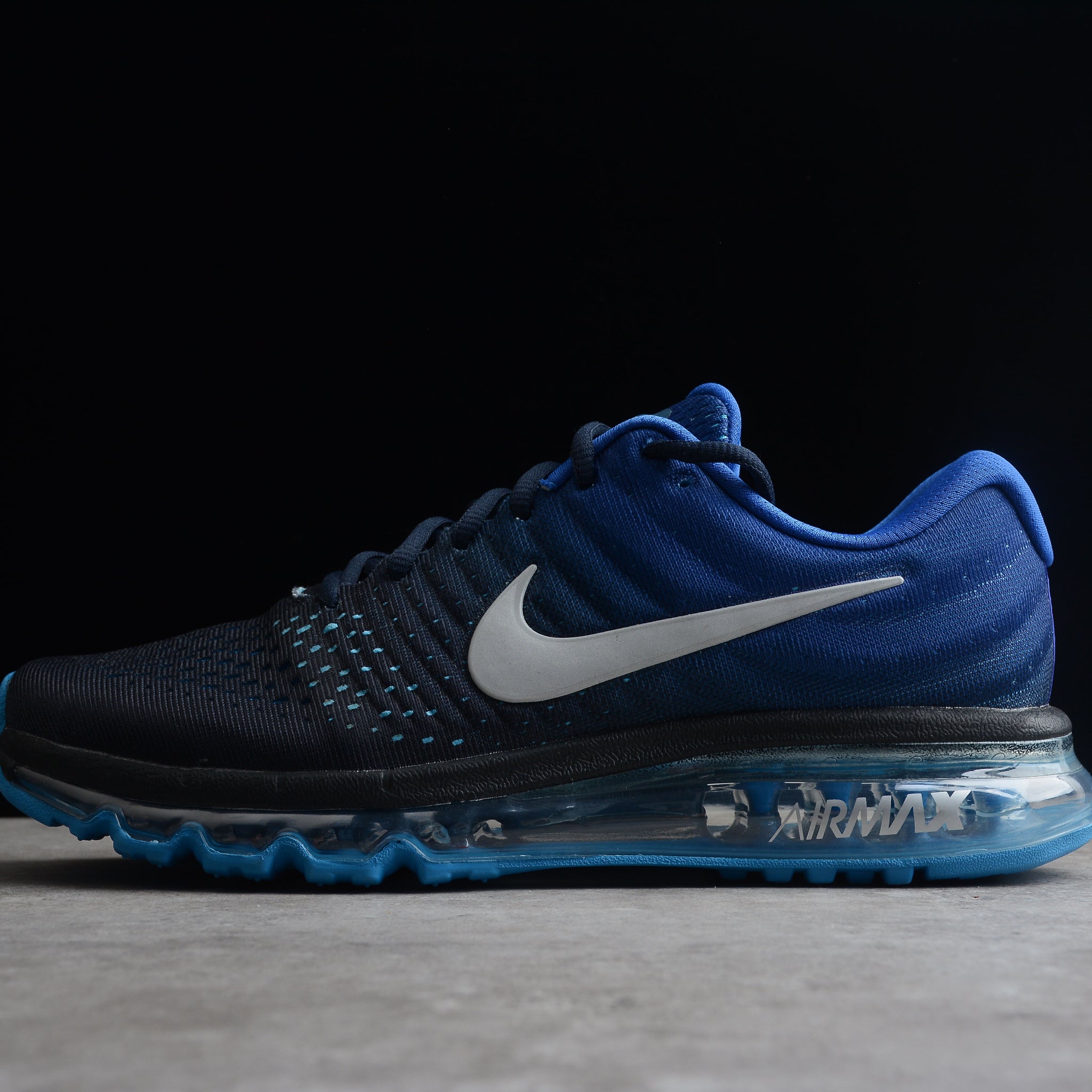 Nike Air Max 2017 in einer dunkelblau-schwarzen Farbvariante mit einer