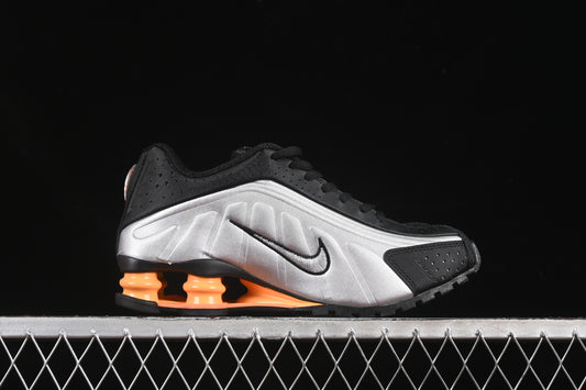 Nike Shox R4 – Black / Metallic Silver / Orange: Der futuristische Klassiker mit neuem Glanz