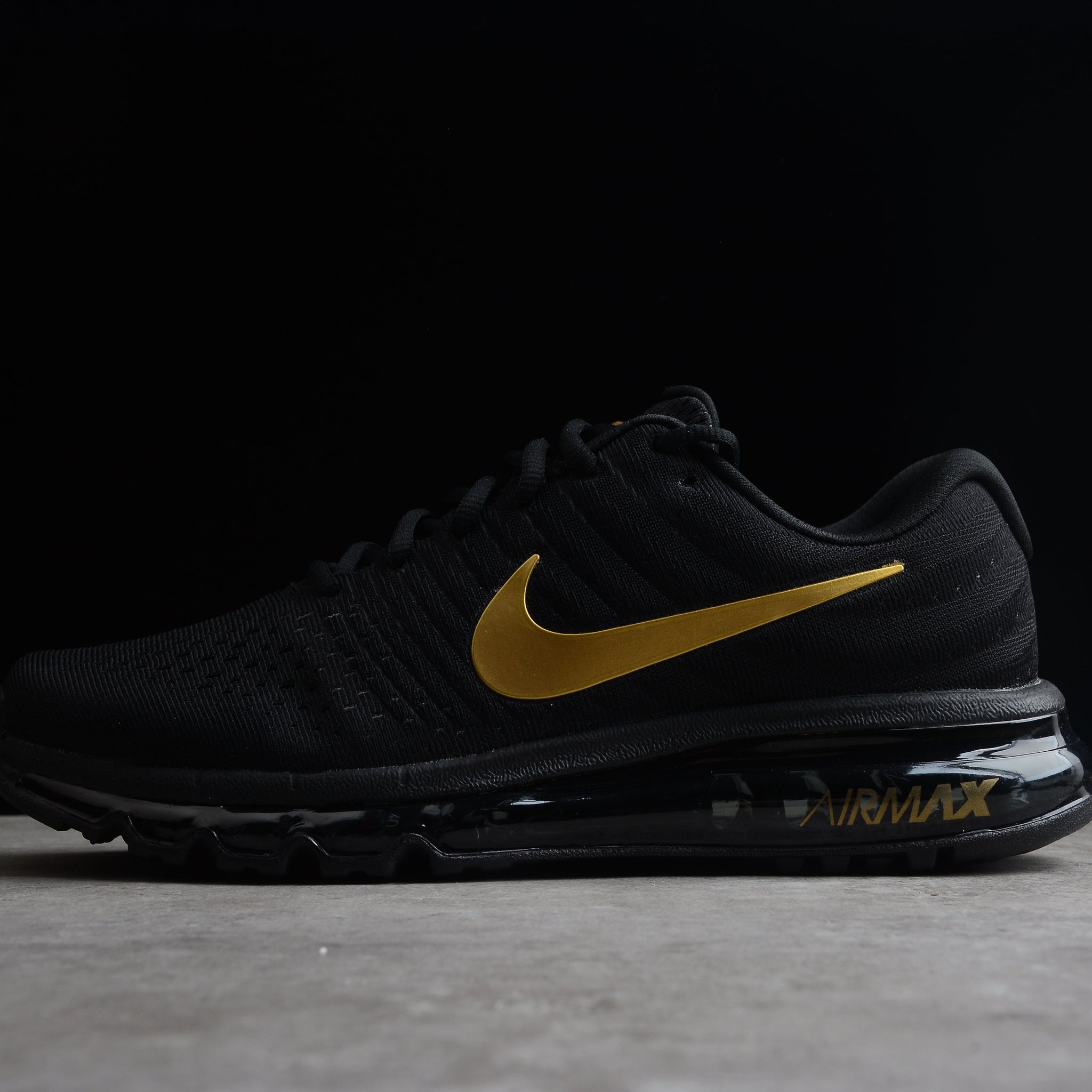 Nike Air Max 2017 in einer auffälligen Black/Gold-Farbkombination.